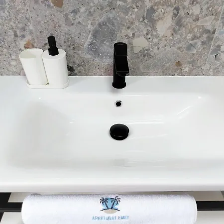 Emily * سلاتين